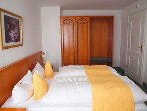 Zimmersafe, Schreibtisch, schallisolierte Zimmer, kostenlose Babybetten