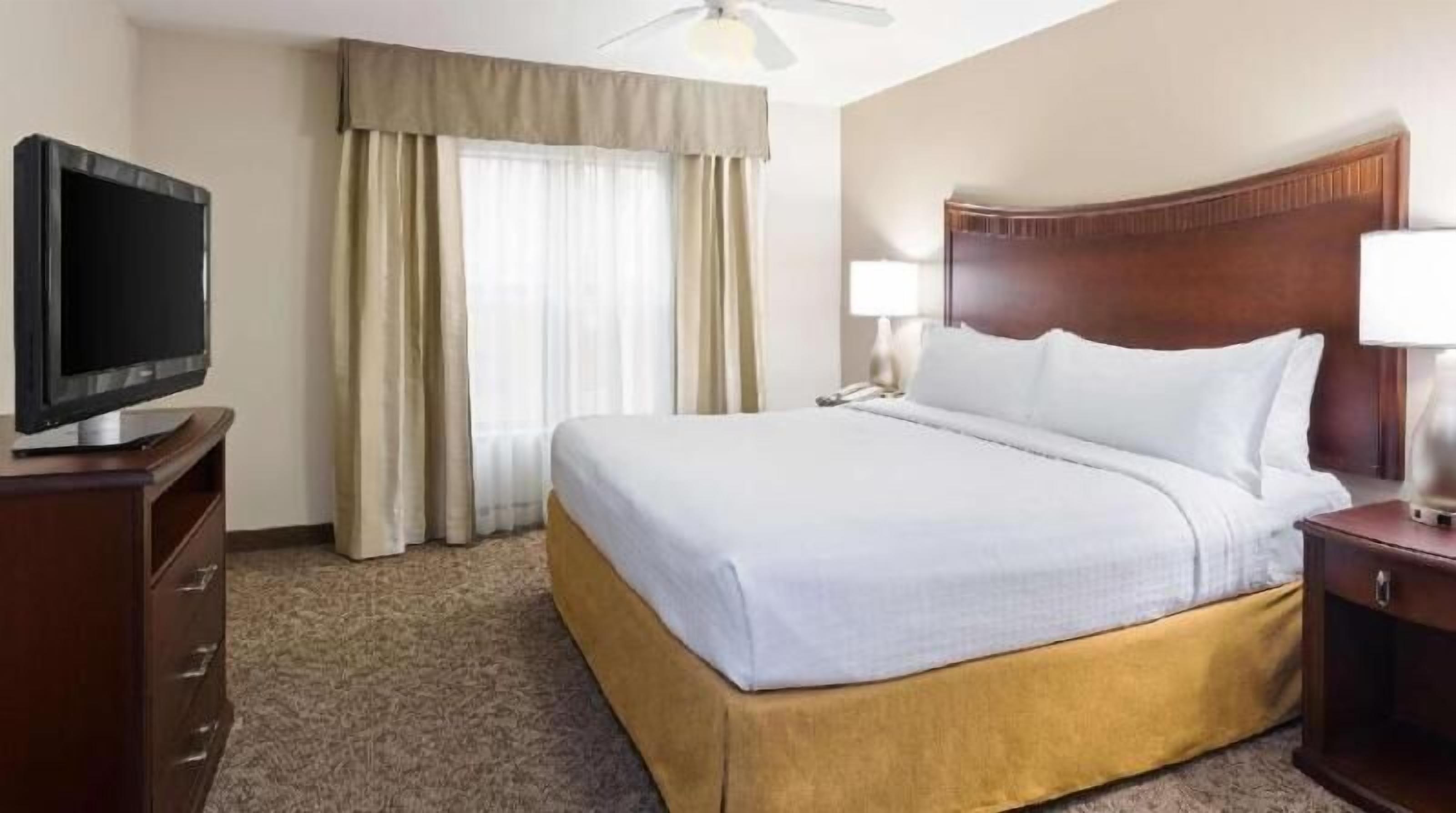 Ropa de cama de alta calidad y caja de seguridad en la habitación 