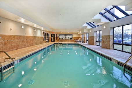 Una piscina techada. Hampton Inn & Suites Detroit-Canton