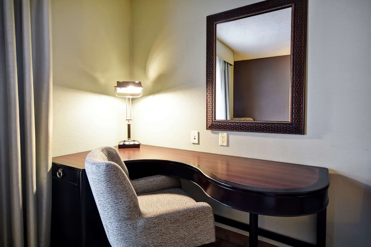 Luxe beddengoed, een bureau, verduisterende gordijnen