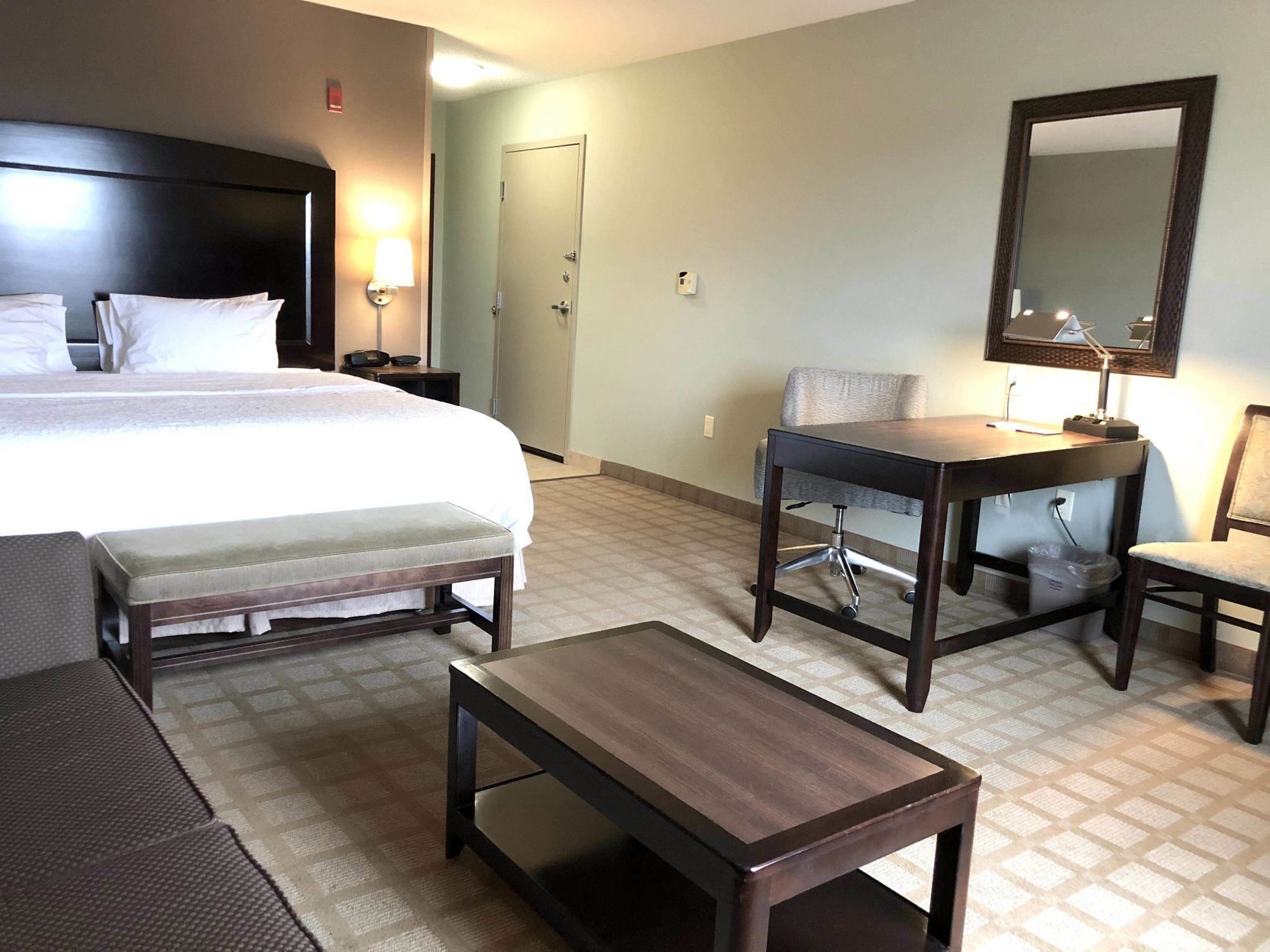 Luxe beddengoed, een bureau, verduisterende gordijnen