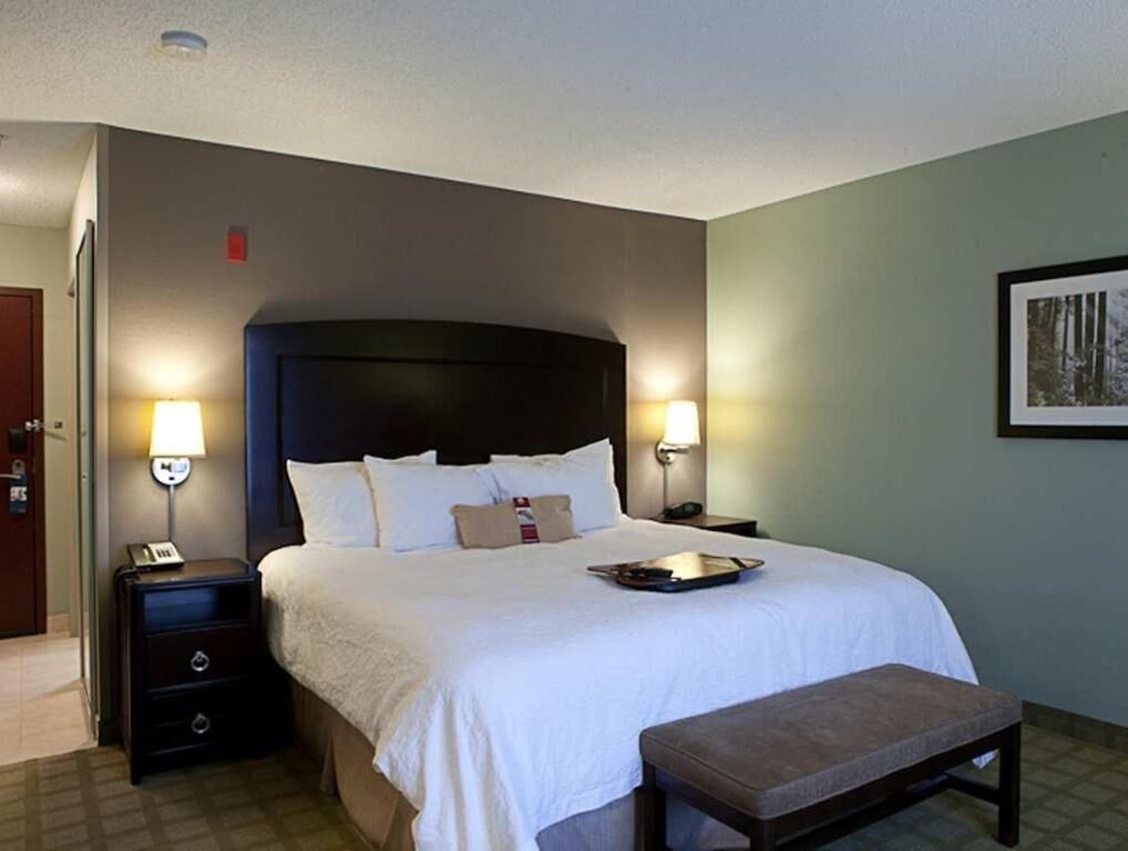 Luxe beddengoed, een bureau, verduisterende gordijnen