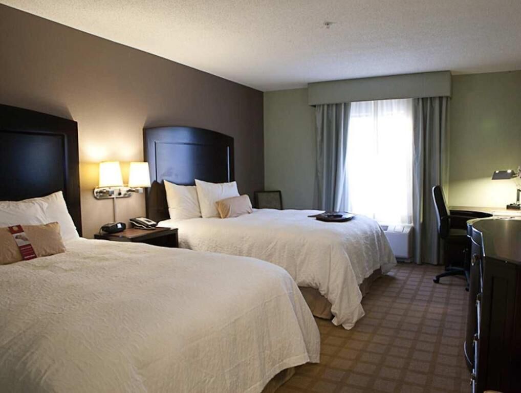 Luxe beddengoed, een bureau, verduisterende gordijnen