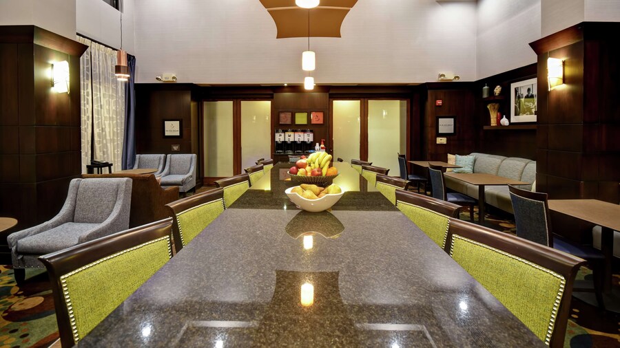 Hampton Inn & Suites Detroit-Canton