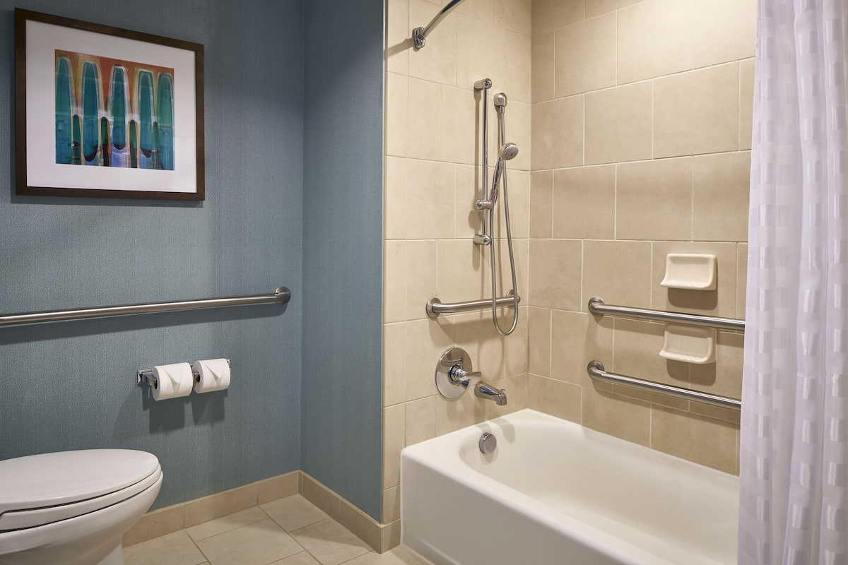 Amenidades de baño gratuitas, secadora de cabello, toallas, jabón