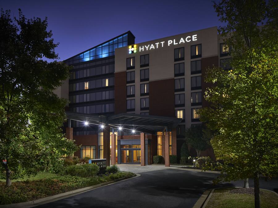 Voorkant accommodatie - avond/nacht