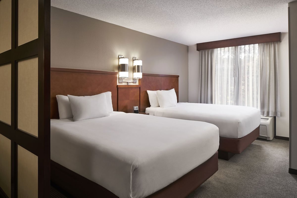 Cortinas blackout, tabla de planchar con plancha y cunas gratuitas