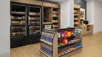 Een automaat met koude drankjes en snacks.