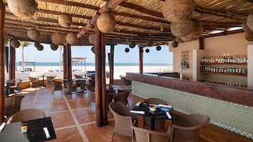 3 bares, bar junto a la piscina