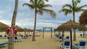 On the beach, beach towels, beach volleyball - Grand Decameron Los Cabos, A Trademark All Inclusive Resort (San José del Cabo)