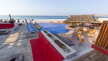 3 albercas al aire libre, sombrillas en la alberca y camastros