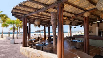 3 bares, bar junto a la piscina