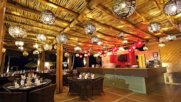 2 間餐廳;供應早餐、午餐、晚餐;美國菜