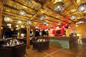 2 restaurants, breakfast, lunch, dinner served; American cuisine