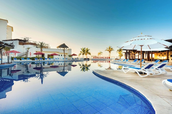 3 outdoor pools, pool umbrellas, sun loungers