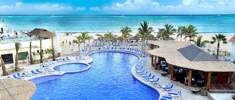 3 piscines extérieures, parasols de plage, chaises longues