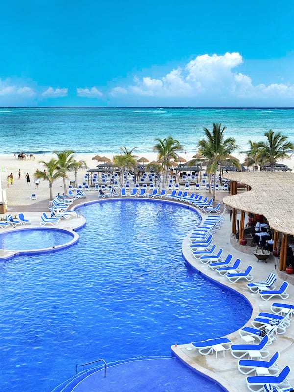 3 室外游泳池,池畔遮阳伞,日光浴躺椅