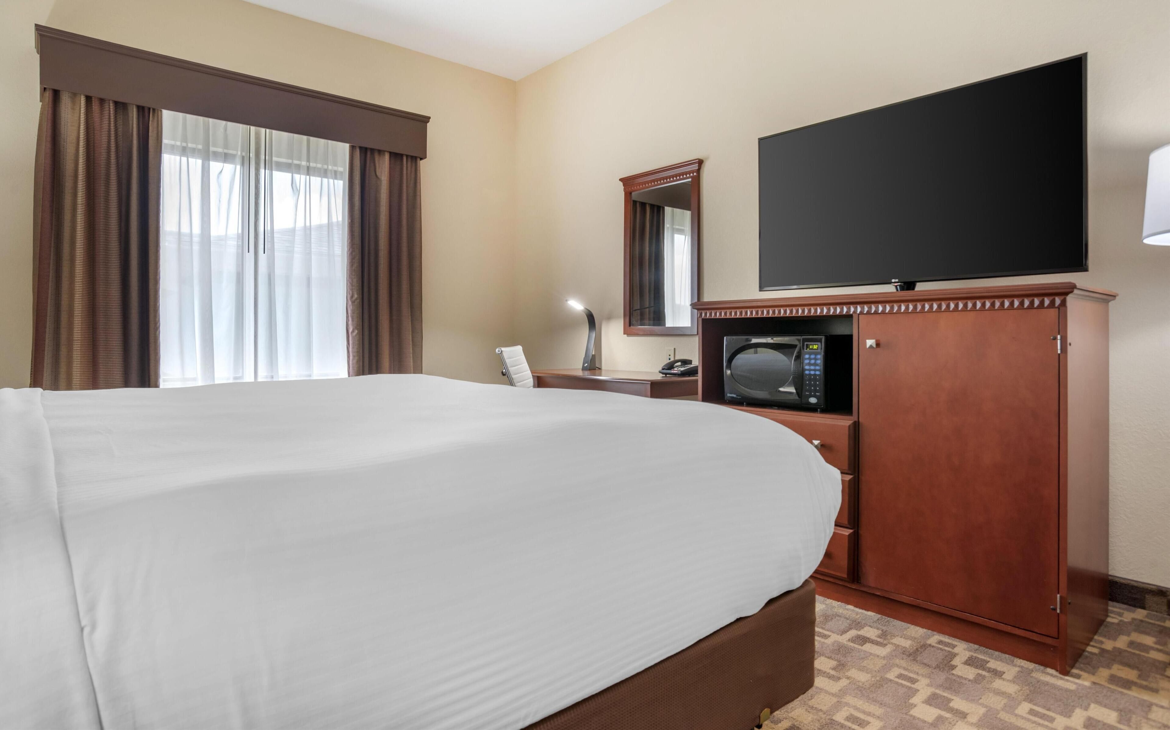 standard room, 1 king bed, non smoking, jetted tub | 1 bedroom, pillow-top beds, desk, laptop workspace