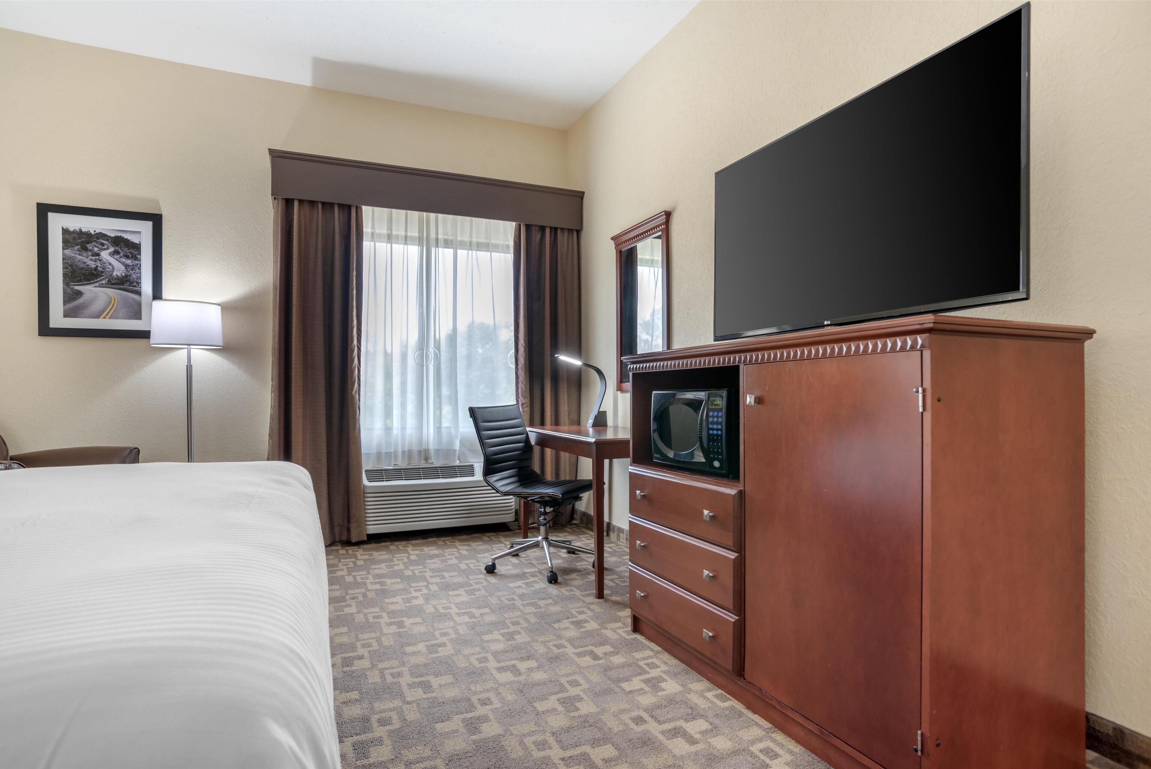 standard room, 1 king bed, accessible, refrigerator & microwave | 1 bedroom, pillow-top beds, desk, laptop workspace