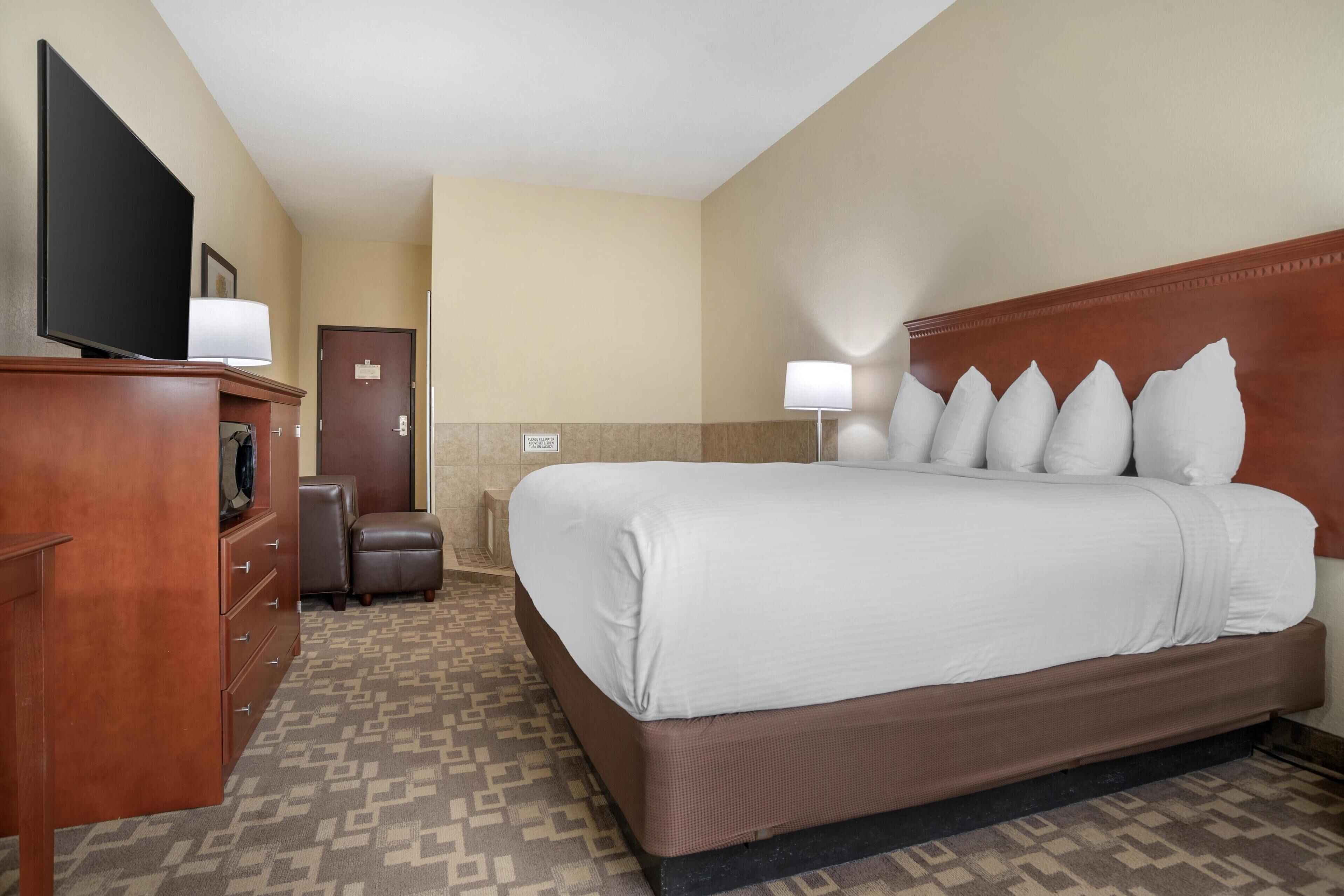 standard room, 1 king bed, non smoking, jetted tub | 1 bedroom, pillow-top beds, desk, laptop workspace