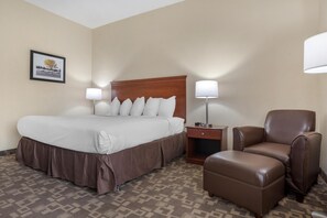 أسرّة بطبقة علوية مريحة ومكتب ومساحة عمل للكمبيوتر المحمول ومكواة/لوح كي