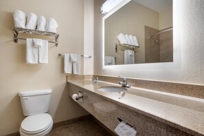 Chambre Standard, 2 grands lits, non-fumeurs (with Single Sofabed) | Salle de bain | Ensemble douche/baignoire, articles de toilette gratuits, sèche-cheveux