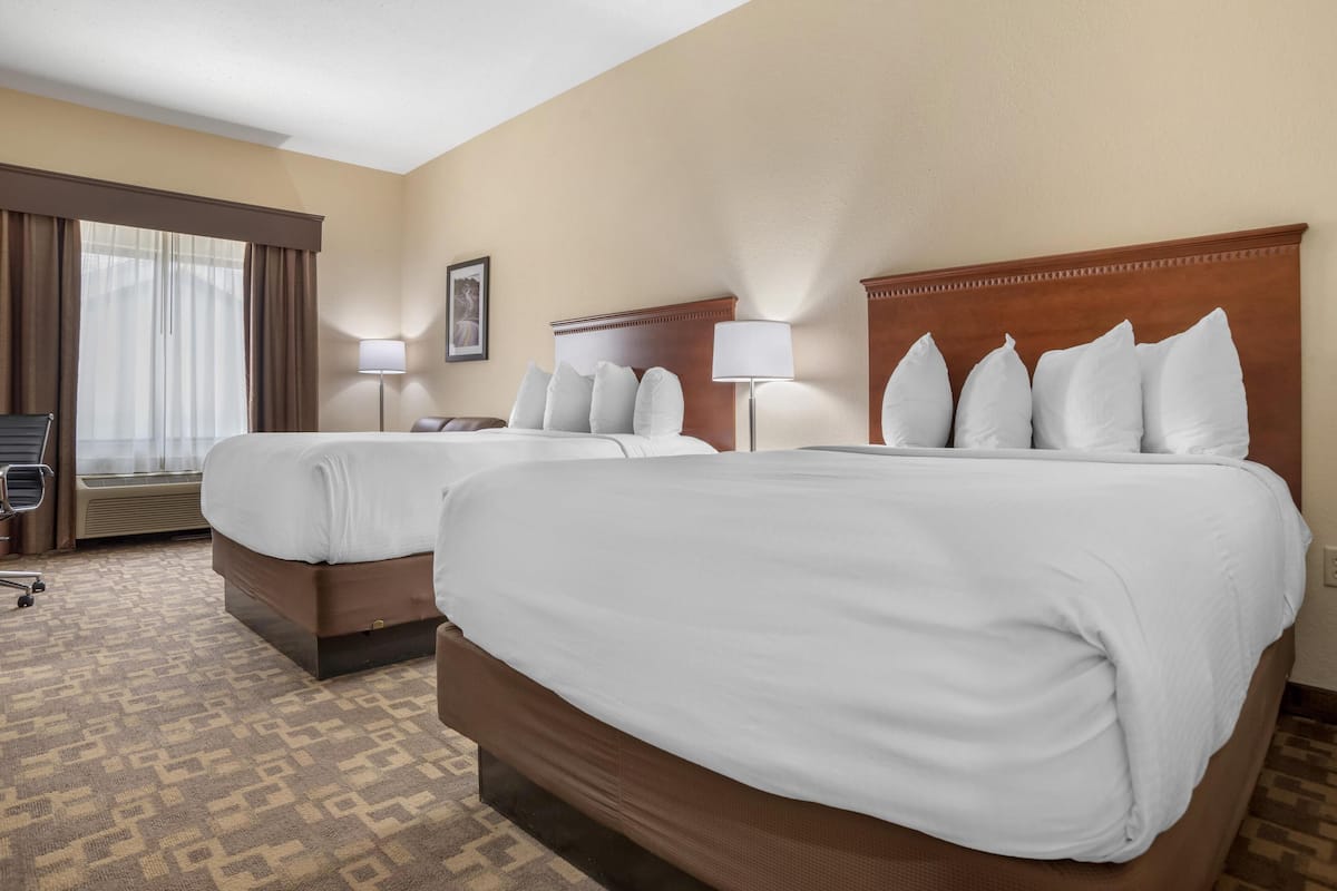 Standard Room, 2 Queen Beds, Non Smoking, Refrigerator & Microwave (with Single Sofabed)