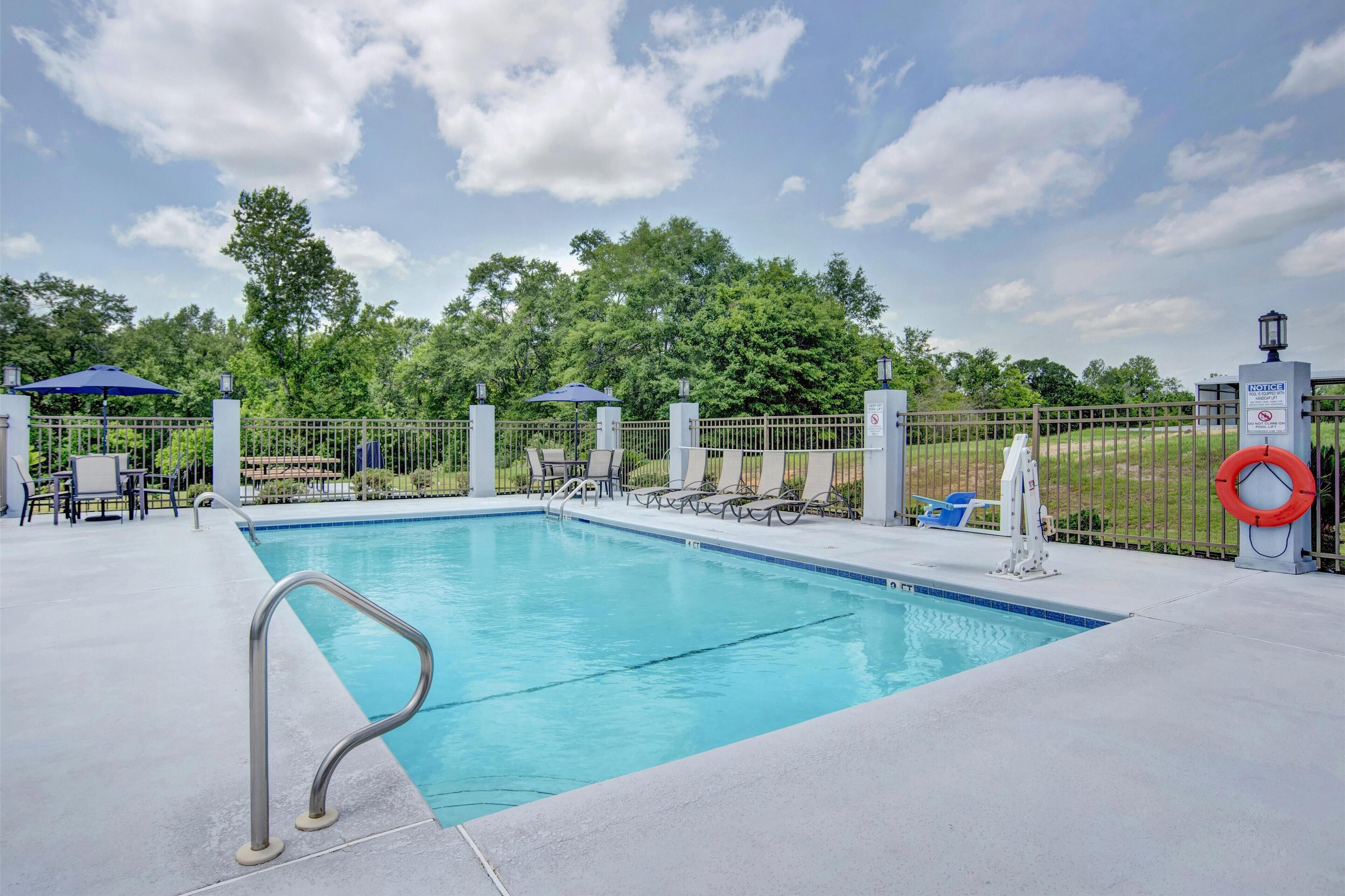 outdoor pool, open 9:00 am to 9:00 pm, pool umbrellas, pool loungers