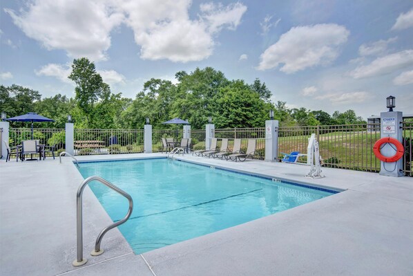 حمّام سباحة خارجي، مظلات على حمّام السباحة، مقاعد للتشمس