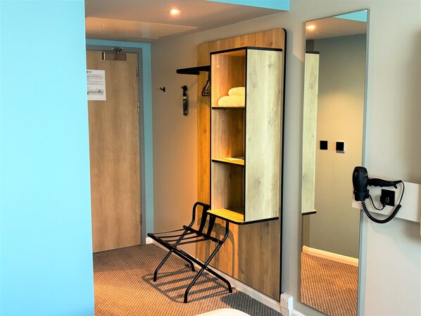 Desk, laptop workspace, blackout curtains, soundproofing - B&B HOTEL Warrington (Warrington)