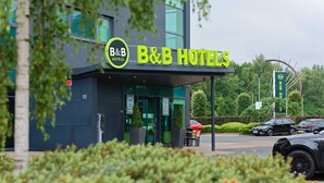 A B&B hotel with a modern facade, a covered entrance, and a parking area. - B&B HOTEL Warrington (Warrington)