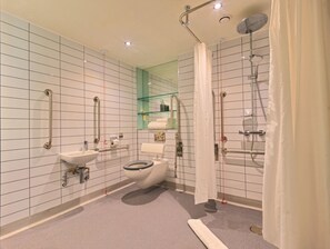 Ducha, cabezal de ducha tipo lluvia, secador de pelo y toallas