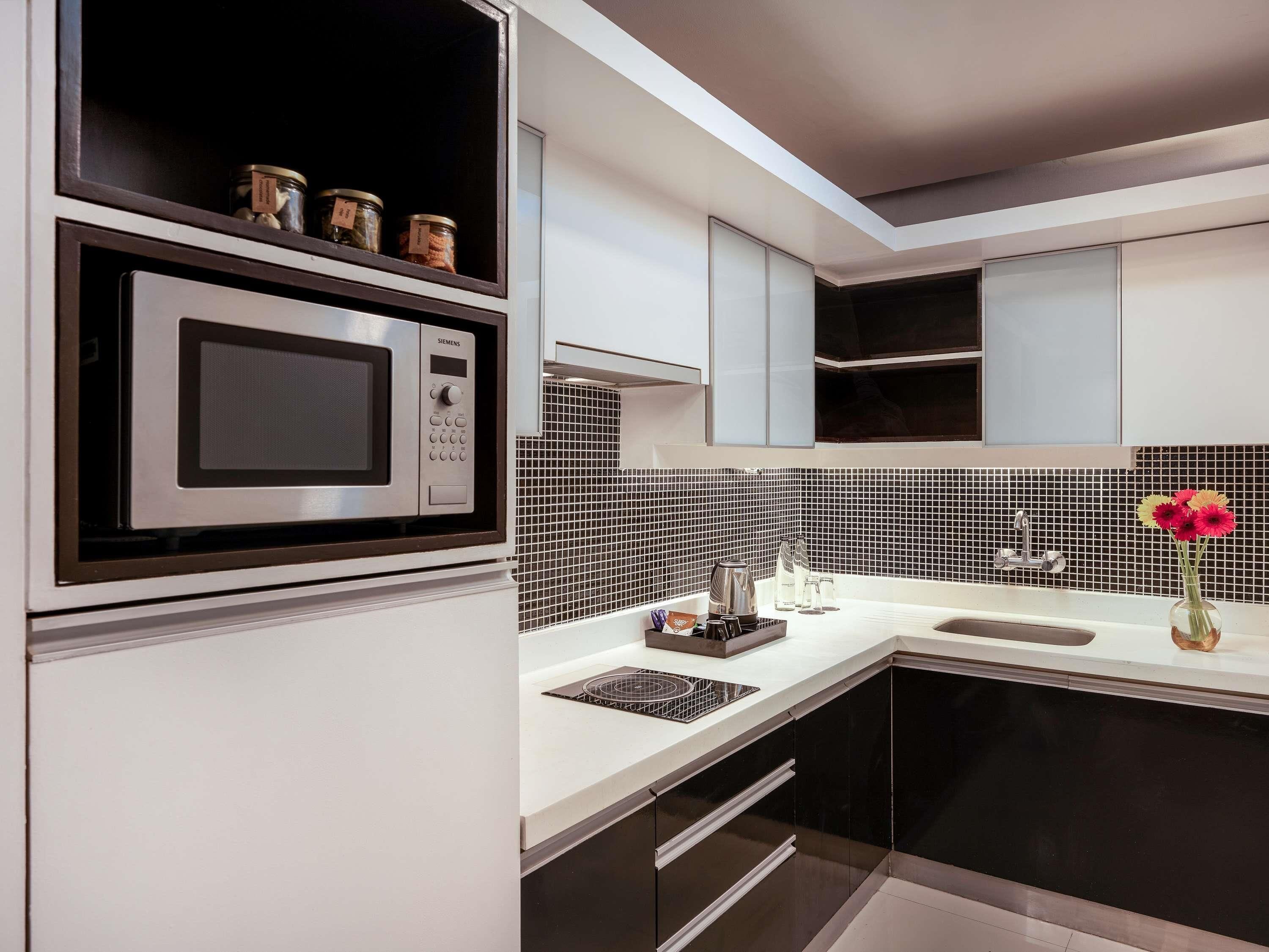 executive suite, 1 bedroom, balcony | egyptian cotton sheets, premium bedding, down duvets, minibar