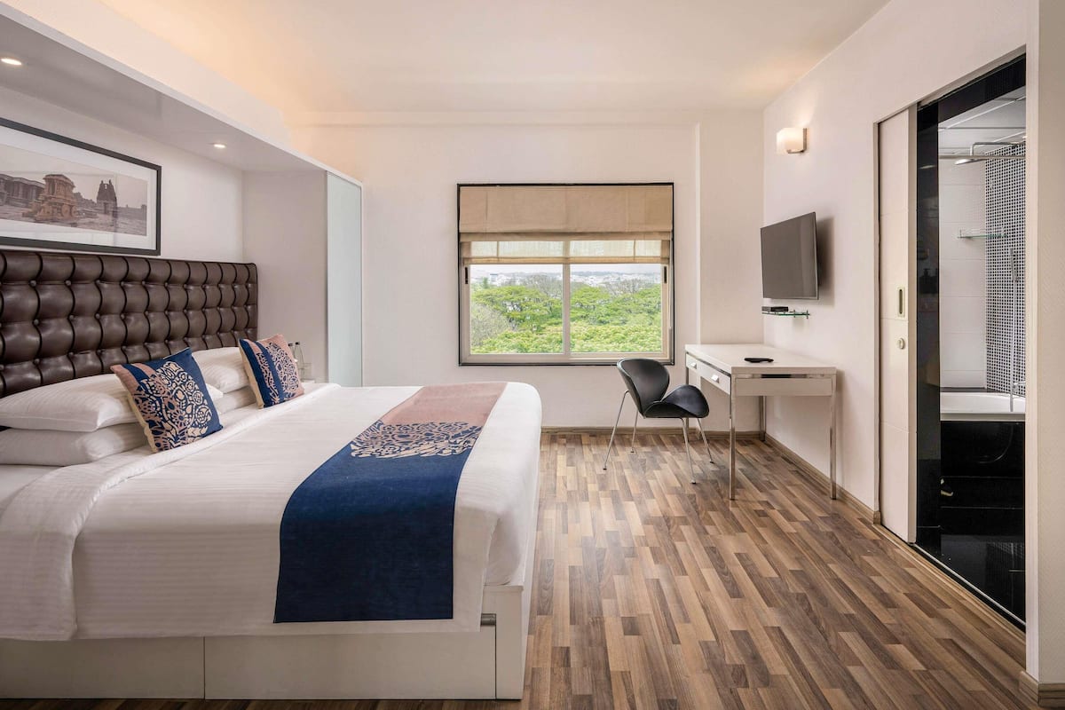 Egyptian cotton sheets, premium bedding, down duvets, minibar