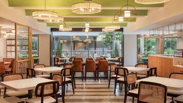 Petit déjeuner et déjeuner servis sur place, restauration en plein air