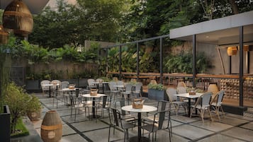 Se sirven desayunos, comidas y cenas con mesas al aire libre