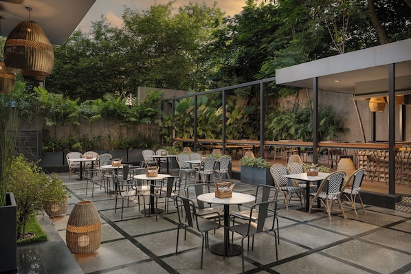 Frukost, lunch och middag serveras och det finns även uteservering. 