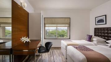 Suite, 2 slaapkamers, balkon | Lakens van Egyptisch katoen, luxe beddengoed, donsdekens, een minibar