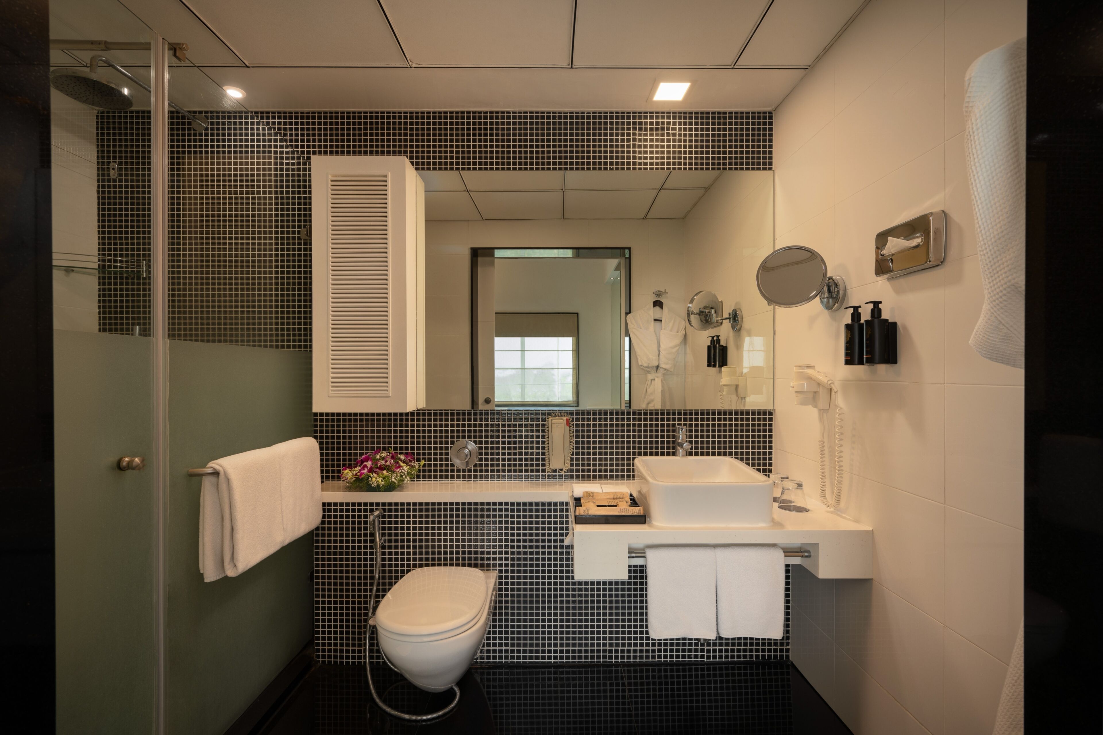 Suite, 1 soverom, balkong | Bad | Dusj, regndusjhode, designertoalettartikler og hårføner