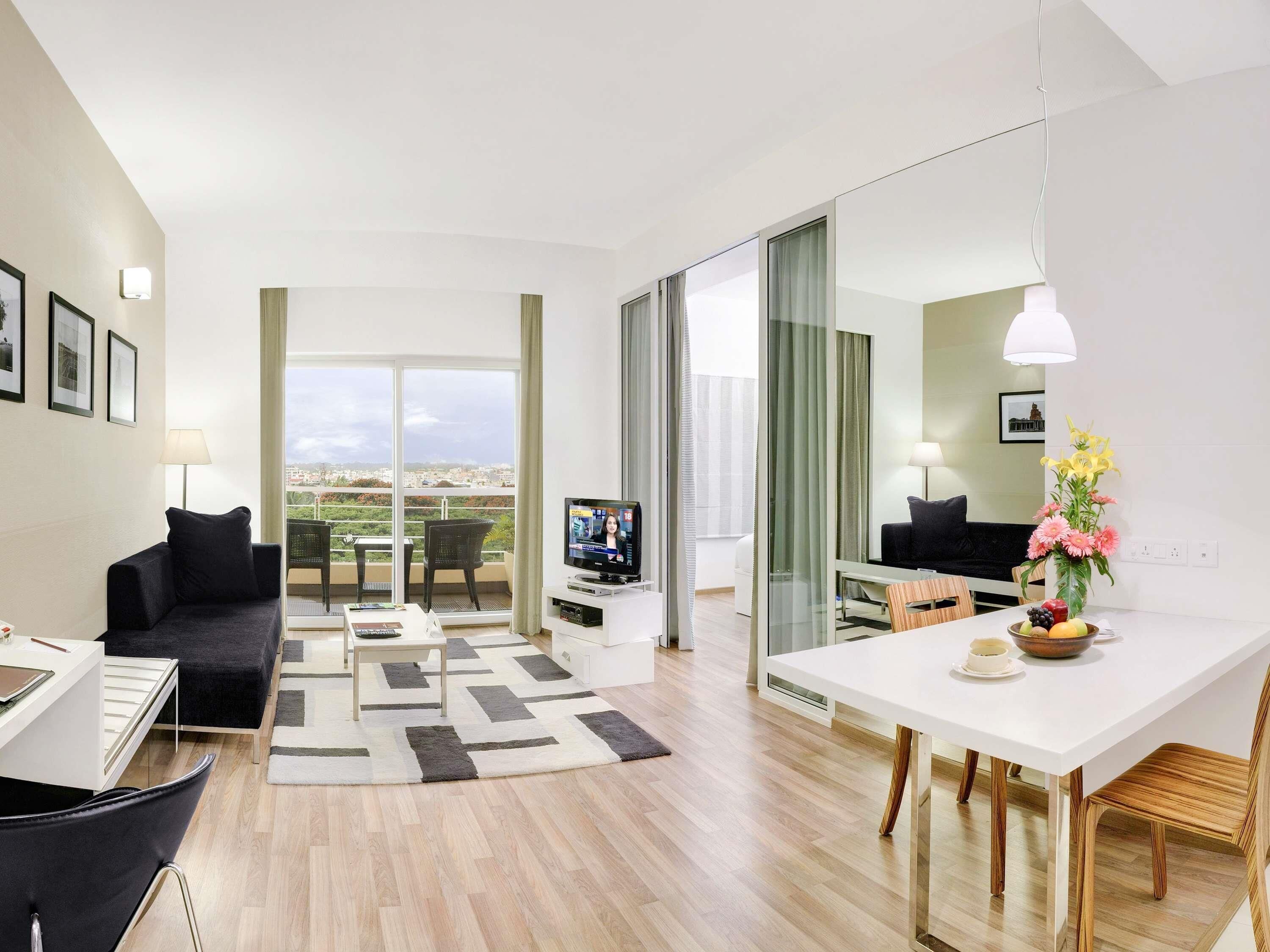 executive suite, 1 bedroom, balcony | egyptian cotton sheets, premium bedding, down duvets, minibar