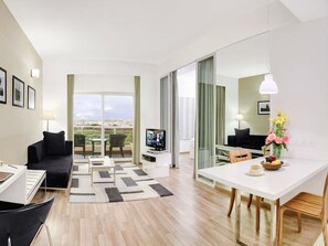 Egyptian cotton sheets, premium bedding, down comforters, minibar - Grand Mercure Bangalore (Bengaluru)