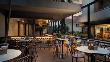 Der serveres morgenmad, frokost og aftensmad med udendørs servering