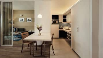 Suite, 1 slaapkamer, balkon | Dineerruimte