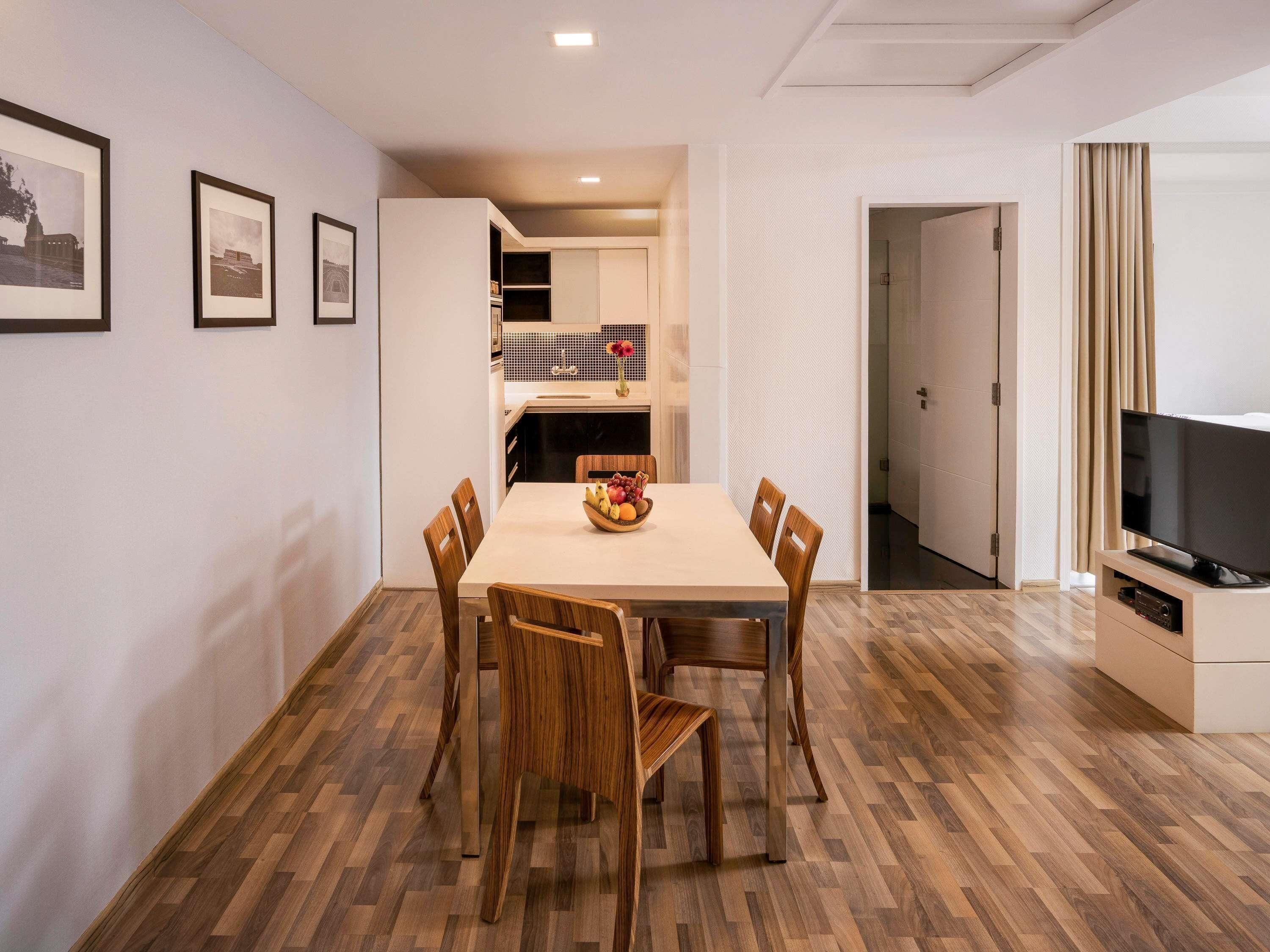 Suite, 2 habitaciones, balcón | Sábanas de algodón egipcio, ropa de cama de alta calidad y edredón 