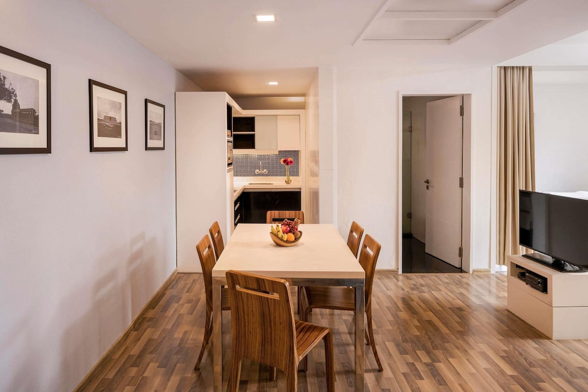 Suite, 2 kamar tidur, balkon | Seprai katun Mesir, seprai premium, selimut bulu angsa, dan minibar