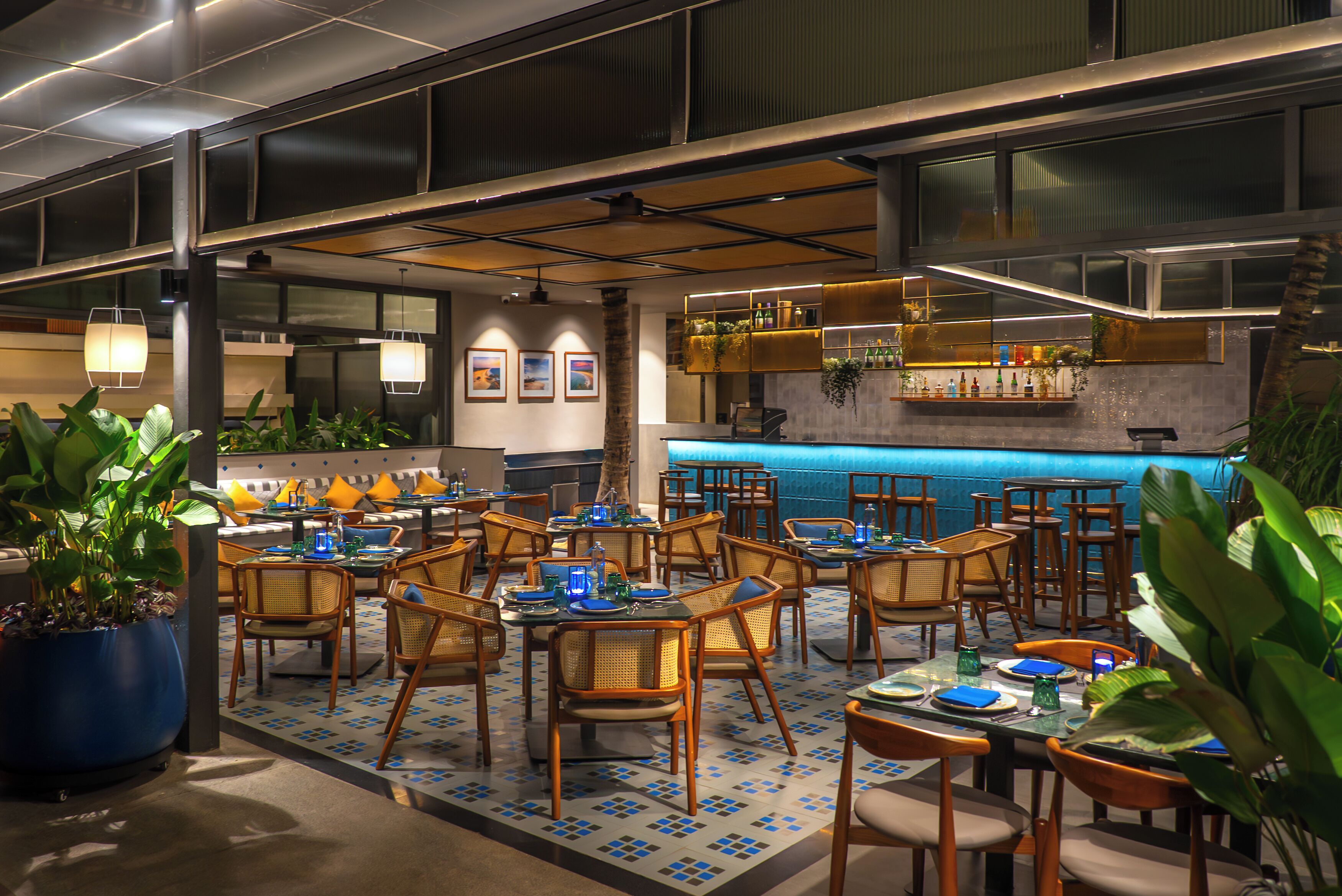 Breakfast, lunch, dinner served; alfresco dining