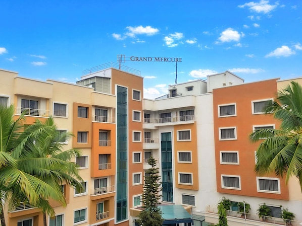 Un edificio de hotel de varios pisos con balcones y un letrero que dice 'GRAND MERCURE'.