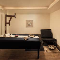 Couples treatment room(s), sauna, hot tub, steam room, body treatments