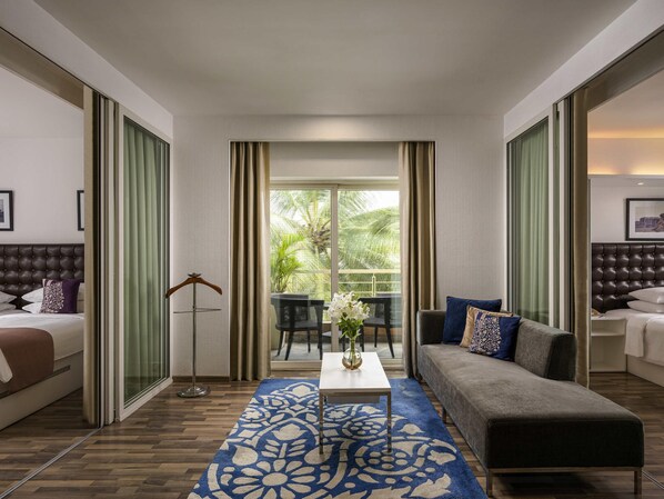 Egyptian cotton sheets, premium bedding, down comforters, minibar - Grand Mercure Bangalore (Bengaluru)