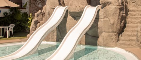 3 piscine all'aperto, ombrelloni da piscina, lettini